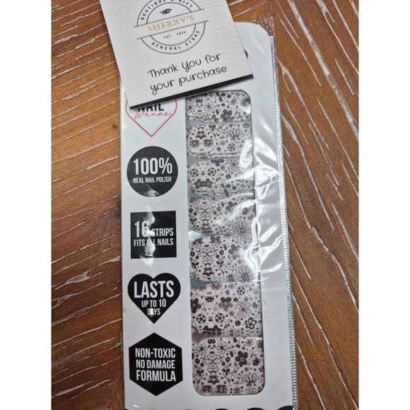 Nail Polish Strips Set Of 16 Non-Toxic Floral Design Long-Lasting Easy A - Picture 1 of 3